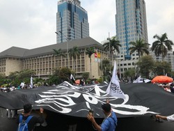 Massa Aksi Mujahid 212 Bentangkan Bendera Tauhid Raksasa di Patung Kuda