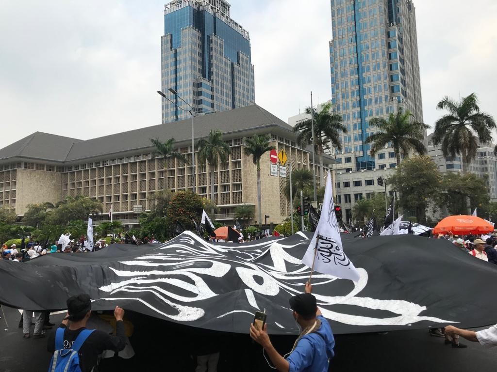 Massa Aksi Mujahid 212 Bentangkan Bendera Tauhid Raksasa di Patung Kuda Massa Aksi Mujahid 212 Bentangkan Bendera Tauhid Raksasa di Patung Kuda