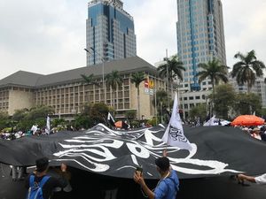 Massa Aksi Mujahid 212 Bentangkan Bendera Tauhid Raksasa di Patung Kuda Massa Aksi Mujahid 212 Bentangkan Bendera Tauhid Raksasa di Patung Kuda