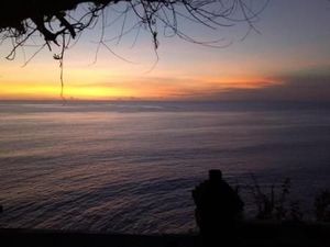Romantis, Sunset di Pura Uluwatu Bali