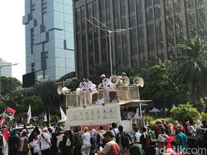 Serukan Takbir dan Selawat, Massa Aksi Mujahid 212 Bergerak ke Istana