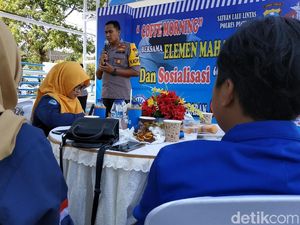Polisi di Pacitan Ajak Mahasiswa Doakan 2 Rekannya yang Meninggal Saat Demo