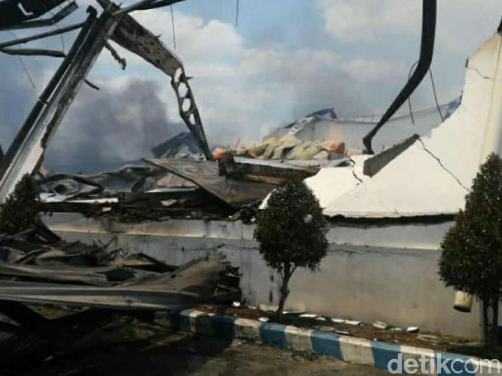 Api yang Lalap Gudang Kapas Sritex Berangsur Padam Api yang Lalap Gudang Kapas Sritex Berangsur Padam