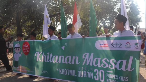 Puluhan Anak-anak Ikut Khitanan Massal di Cirebon