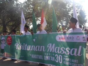 Puluhan Anak-anak Ikut Khitanan Massal di Cirebon