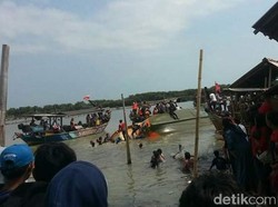 Perahu Motor Tenggelam Saat Pesta Laut di Brebes