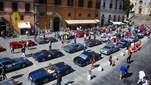 Mobil Klasik Ferrari Konvoi di Roma