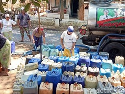 Kekeringan di Pasuruan Semakin Parah, Air Bersih Dipasok Hingga Malam Hari