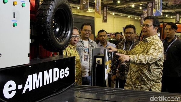 Momen Menperin Airlangga Hartarto Keliling Pameran IMX 2019