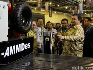 Momen Menperin Airlangga Hartarto Keliling Pameran IMX 2019