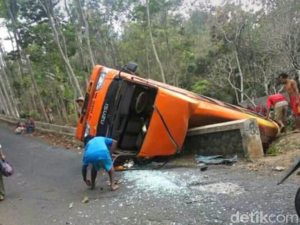 Minibus Rombongan Takziah Terguling di Jombang, 2 Penumpang Tewas