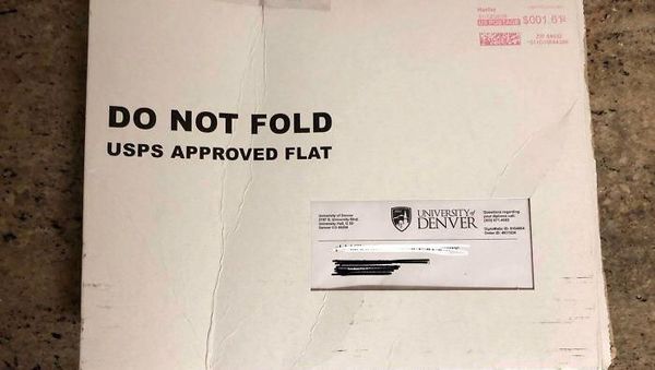 Ulah Kurir Ini Bikin Barang Kiriman Jadi Rusak