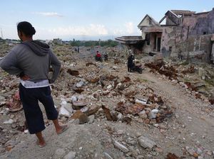 Kisah Bobi, Tugu Tragedi Tsunami, dan Motor Bebeknya