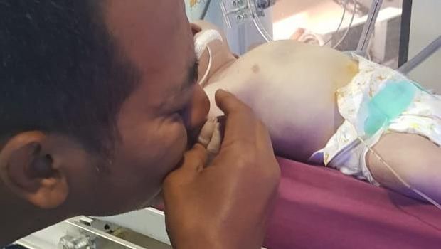 Yadi Sembako mencium tangan mendiang putranya