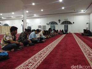Mahasiswa di Makassar Doa Bersama untuk Korban Tertabrak Mobil Polisi