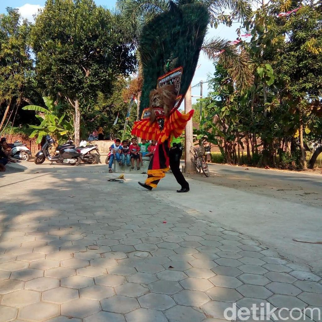Hebat, Polisi Ini Jadi Pembarong, Angkat Kepala Reog 60 Kg dengan Gigi Hebat, Polisi Ini Jadi Pembarong, Angkat Kepala Reog 60 Kg dengan Gigi