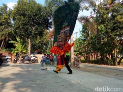 Hebat, Polisi Ini Jadi Pembarong, Angkat Kepala Reog 60 Kg dengan Gigi