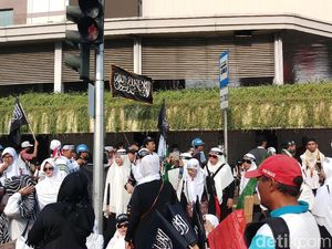 Massa Aksi Mujahid 212 Mulai Berkumpul di Bundaran HI Massa Aksi Mujahid 212 Mulai Berkumpul di Bundaran HI