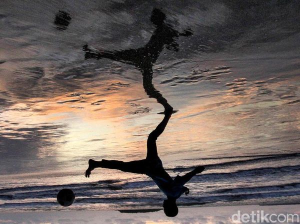 Asyiknya Anak-anak Bermain Bola di Kala Matahari Terbenam