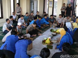 Ini Cara Mahasiswa dan Polisi Mojokerto Doakan Korban Demo di Kendari