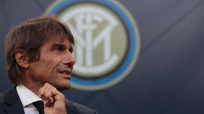 MILAN, ITALY - SEPTEMBER 17:  FC Internazionale coach Antonio Conte looks on during the UEFA Champions League group F match between FC Internazionale and Slavia Praha at Giuseppe Meazza Stadium on September 17, 2019 in Milan, Italy.  (Photo by Emilio Andreoli/Getty Images)
