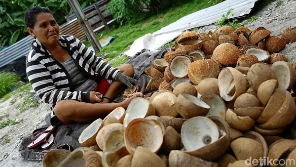 Aktivitas Petani Kopra di Pulau Miangas