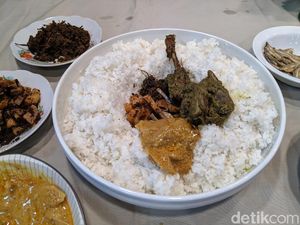 Nikmatnya Bajamba, Makan Sedulang Bersama Khas Ranah Minang Nikmatnya Bajamba, Makan Sedulang Bersama Khas Ranah Minang