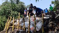 TNI dan Warga Gotong Royong Bersihkan Gunung Sampah di Cilebut Bogor