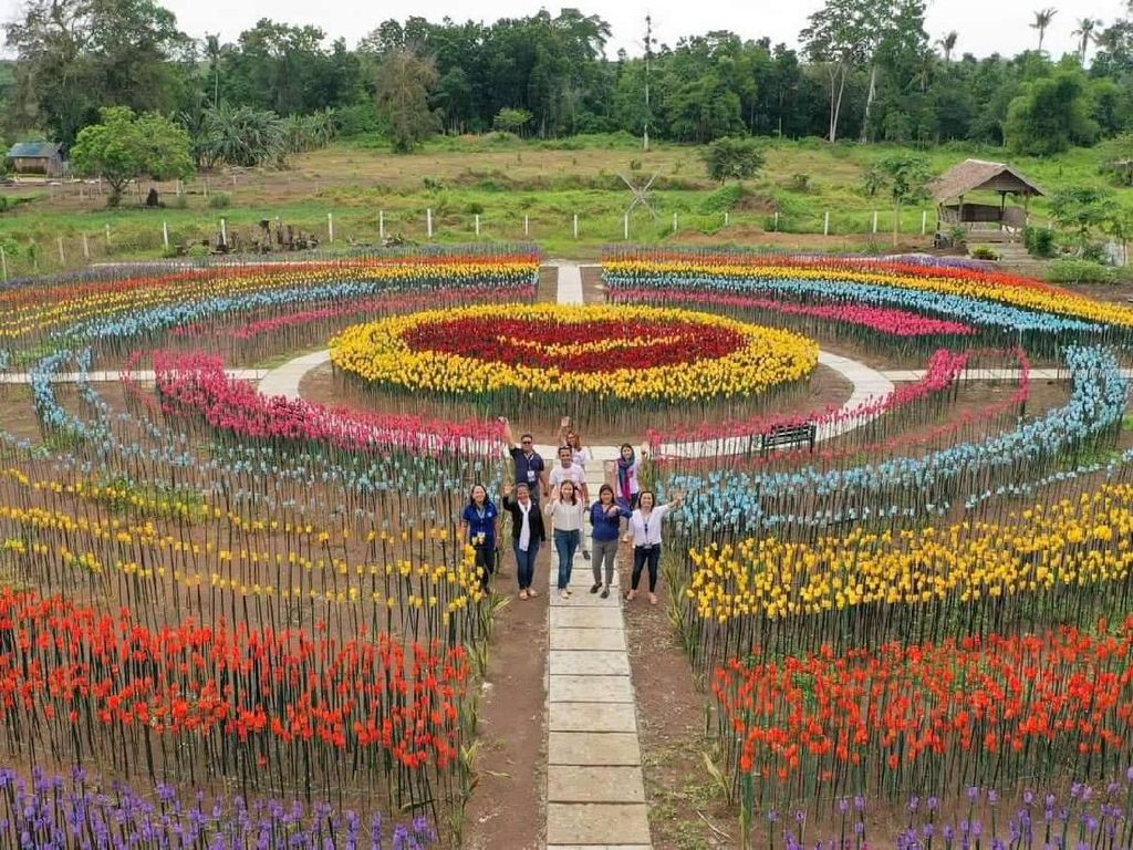 Indah Banget, Bunga di Taman Ini Ternyata Dibuat dari 3.000 Sampah Plastik Indah Banget, Bunga di Taman Ini Ternyata Dibuat dari 3.000 Sampah Plastik