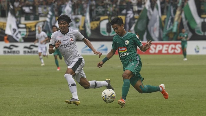 Pesepak bola PS Sleman Irkham Zahrul Mila (kanan) mencoba melewati pesepak bola Madura United Randika Rama (kiri) saat laga Liga 1 2019 di Stadion Maguwoharjo, Sleman, DI Yogyakarta, Minggu (29/9/2019). Pertandingan tersebut berakhir imbang dengan skor 2-2. ANTARA FOTO/Hendra Nurdiyansyah/foc.