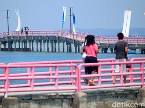 Belajar soal Asmara dari Jembatan Cinta Pulau Tidung Belajar soal Asmara dari Jembatan Cinta Pulau Tidung