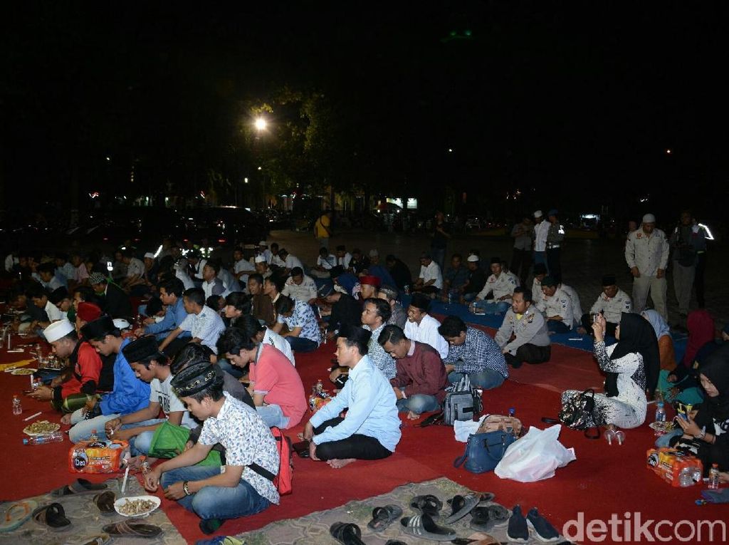Polisi dan Mahasiswa Situbondo Gelar Doa Bersama, Banyak Warga Ikut Gabung Polisi dan Mahasiswa Situbondo Gelar Doa Bersama, Banyak Warga Ikut Gabung