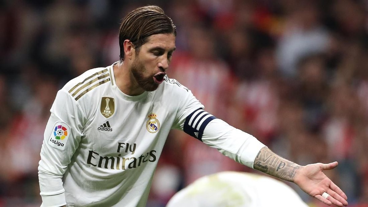 Bek sekaligus kapten Real Madrid Sergio Ramos diklaim menghina asisten wasit, tapi lolos dari hukuman. (Foto: Angel Martinez / Getty Images)
