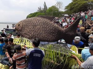 Wujud Syukur Hasil Tangkapan, Warga Madiun Larung Sesaji di Waduk Bening