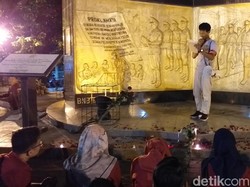 Mahasiswa Gelar Malam Berkabung di Monumen Polri untuk Randi dan Yusuf