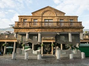 Bangunan Ini Separuhnya Melayang, Kok Bisa?