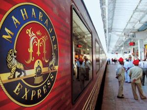 Tolak Beri Kursi ke Lansia Berujung Pujian-Keganjilan Foto Prewedding Kaesang