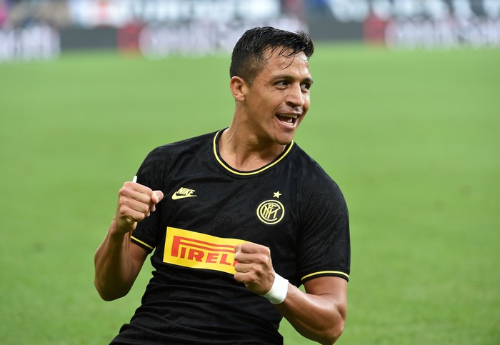 GENOA, ITALY - SEPTEMBER 28: Alexis Sanchez of FC Internazionale celebrates after scoring the first goal of his team during the Serie A match between UC Sampdoria and FC Internazionale at Stadio Luigi Ferraris on September 28, 2019 in Genoa, Italy.  (Photo by Paolo Rattini/Getty Images)