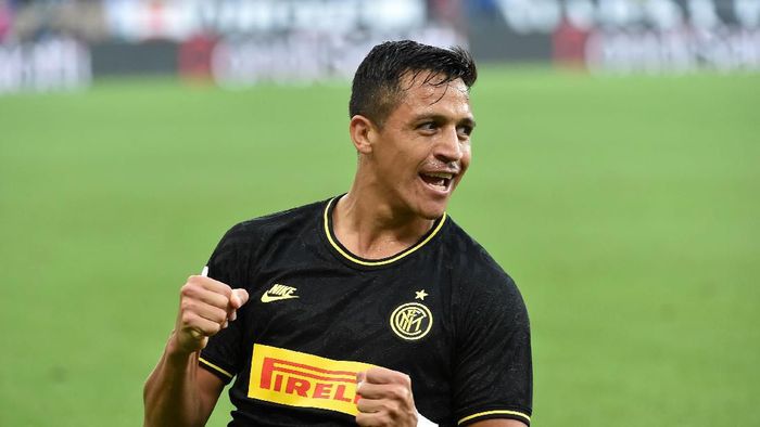 Alexis Sanchez GENOA, ITALY - SEPTEMBER 28: Alexis Sanchez of FC Internazionale celebrates after scoring the first goal of his team during the Serie A match between UC Sampdoria and FC Internazionale at Stadio Luigi Ferraris on September 28, 2019 in Genoa, Italy. (Photo by Paolo Rattini/Getty Images)