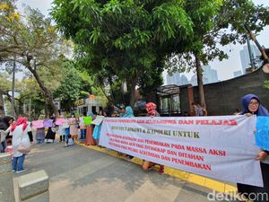 Emak-emak Demo di Polda Metro, Kutuk Kekerasan Saat Aksi Demo di DPR