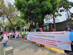 Emak-emak Demo di Polda Metro, Kutuk Kekerasan Saat Aksi Demo di DPR