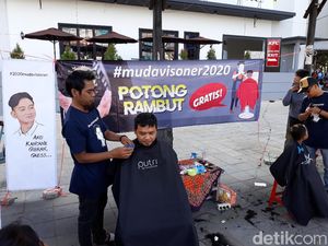 Tim Pendukung Gelar Acara Cukur Mirip Gibran di Area CFD Solo