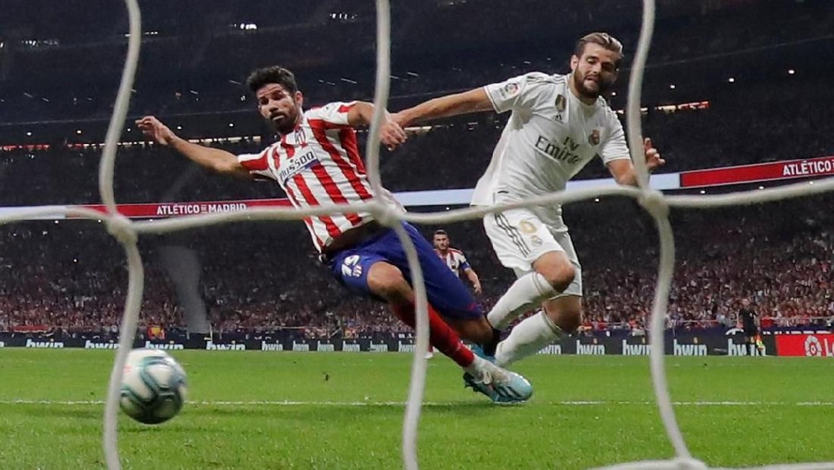 Zinedine Zidane (Real Madrid) merasa timnya mestinya menang melawan Atletico Madrid. (Foto: Juan Medina / Reuters)