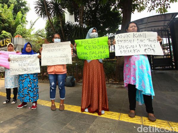 Kutuk Aksi Kekerasan Demo DPR, Emak-emak Orasi di Polda Metro