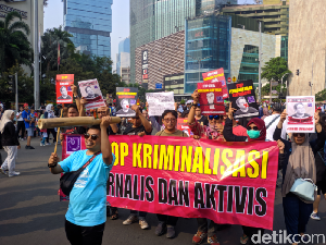 Tuntut Polisi Hentikan Kasus Dandhy Laksono, AJI Gelar Aksi Jalan Mundur Tuntut Polisi Hentikan Kasus Dandhy Laksono, AJI Gelar Aksi Jalan Mundur