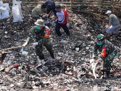 TNI dan Warga Gotong Royong Bersihkan Gunung Sampah di Cilebut Bogor