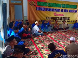 Mahasiswa dan Polisi Nganjuk Salat Gaib untuk Korban Demo Kendari