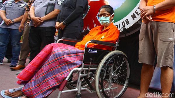 Tertangkap Narkoba, Putri Sri Bintang Pakai Kursi Roda