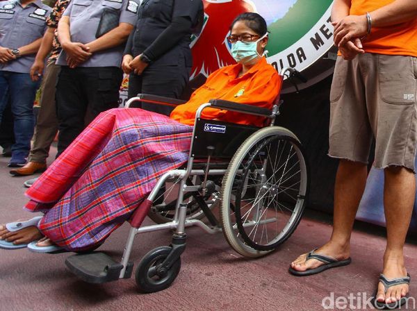 Tertangkap Narkoba, Putri Sri Bintang Pakai Kursi Roda