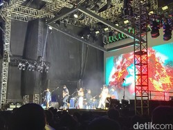 Menikmati Barasuara yang Jadi Band Pembuka Konser The 1975